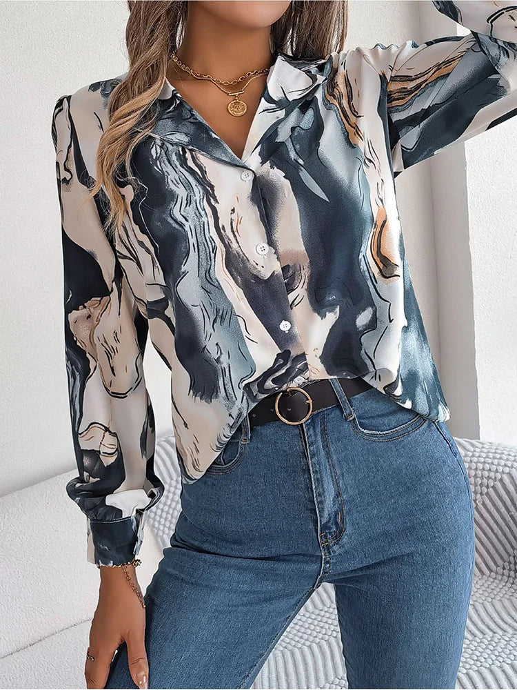 Bekväm och elegant dam skjorta med marmormönster, perfekt för en avslappnad men stilfull look.
