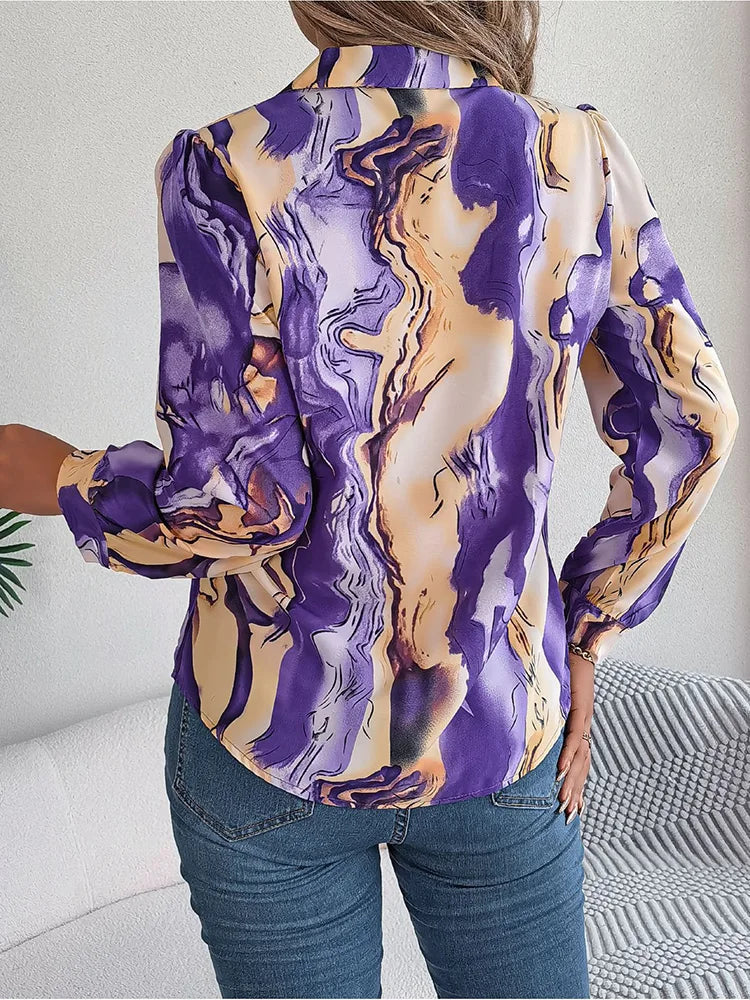 Vinröd marmormönstrad dam blus, snygg skjorta som kombinerar trend med komfort.