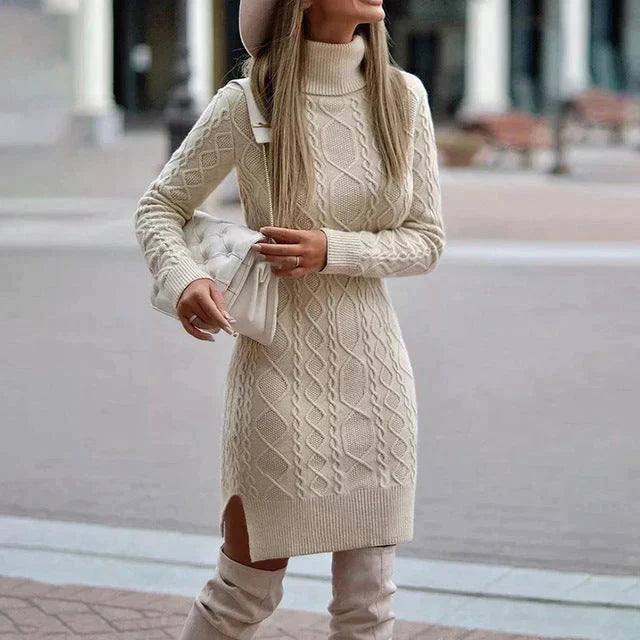 Mjuk, stickad damklänning i varm kvalitet. Bekväm vinterklänning med elegant fall för dammode.