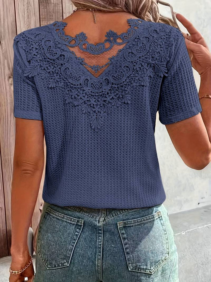 Mångsidig damtopp med spets, idealisk för att skapa en elegant look. Bekväm t-shirt för kvinnor.