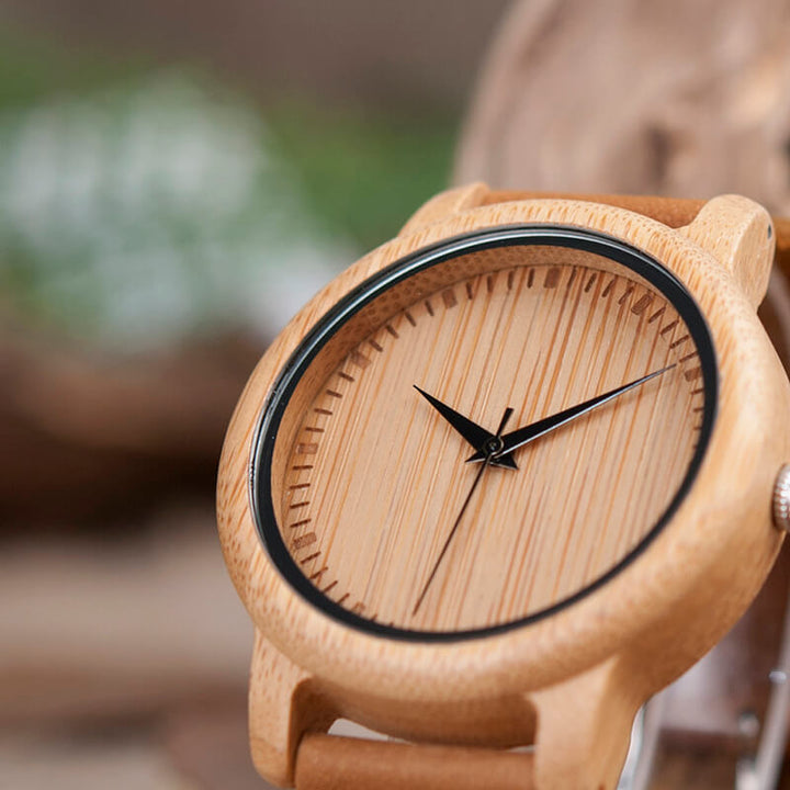 Minimalistisk dam träklocka i bambu, kvarts, med ren urtavla & naturligt läderarmband.