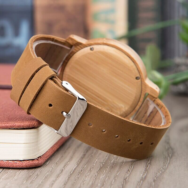 Exakt dam träklocka med kvartsverk. Stilrent armbandsur i lättviktig bambu med läderband.