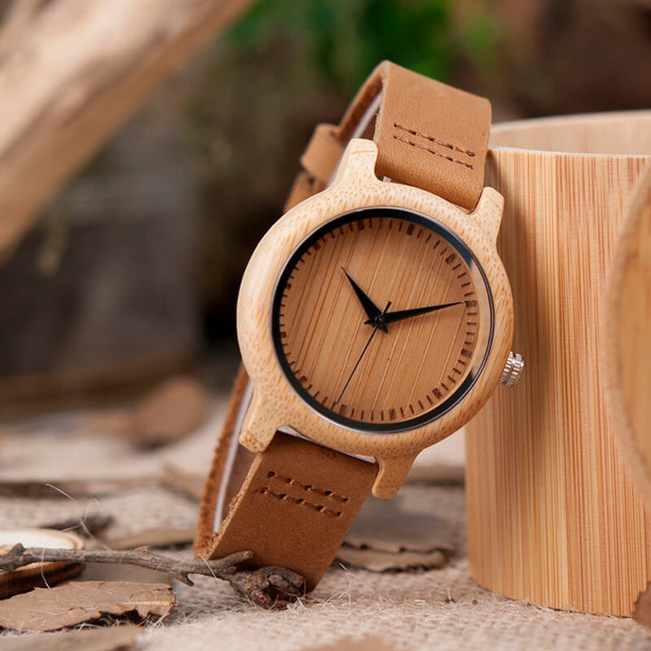 Elegant damklocka i bambu med minimalistisk design. Perfekt present, med naturligt läderband.