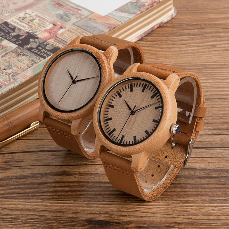 Elegant damklocka av trä, bambu, med stilren design. Lättviktigt armbandsur med läderband.