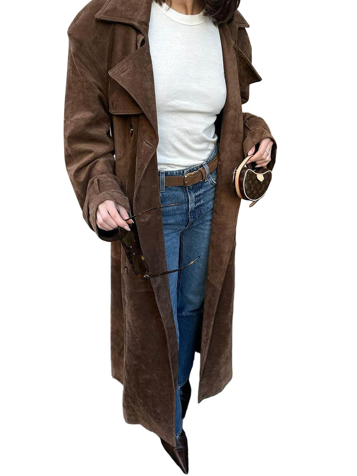 Elegant dam trenchcoat i suède look, dubbelknäppt med bälte. Perfekt midi höstkappa för kvinnor.