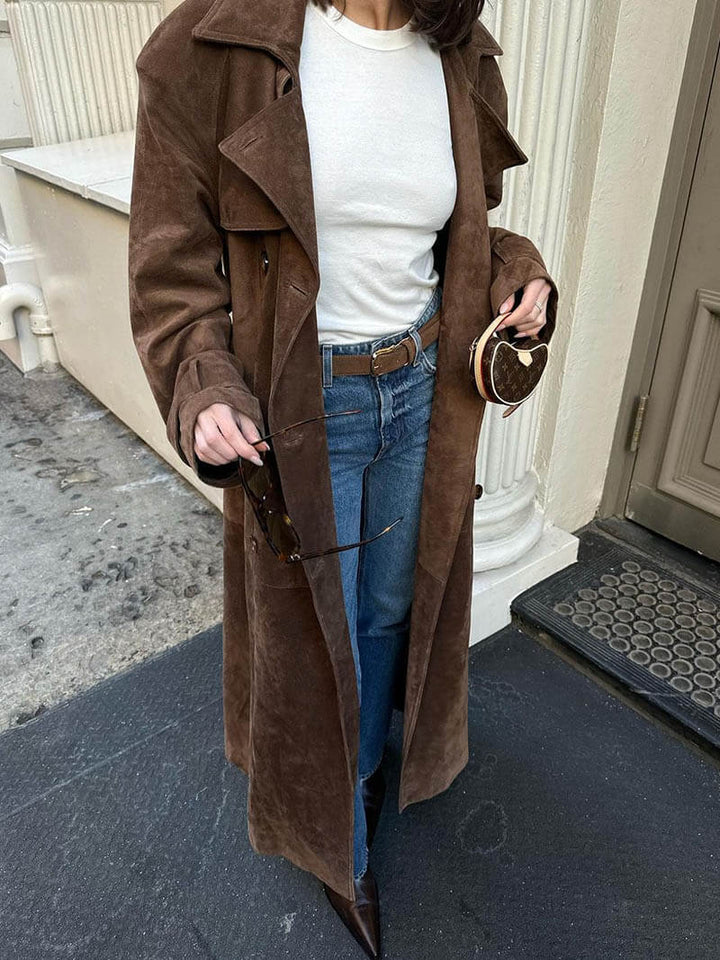 Midi dam trenchcoat i suède look, dubbelknäppt med bälte. Stilfull höst- och vinterkappa för kvinnor.