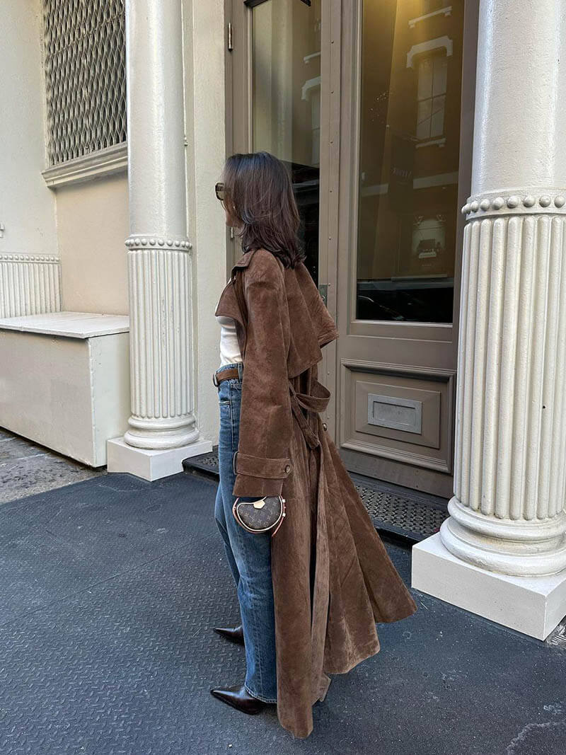 Elegant midi dam trenchcoat i suède look. Dubbelknäppt kappa med bälte för stilfulla höstdagar.