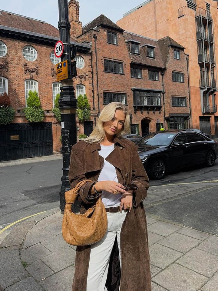 Exklusiv dam trenchcoat i suède look, midi längd. Dubbelknäppt kappa med bälte för en tidlös stil.
