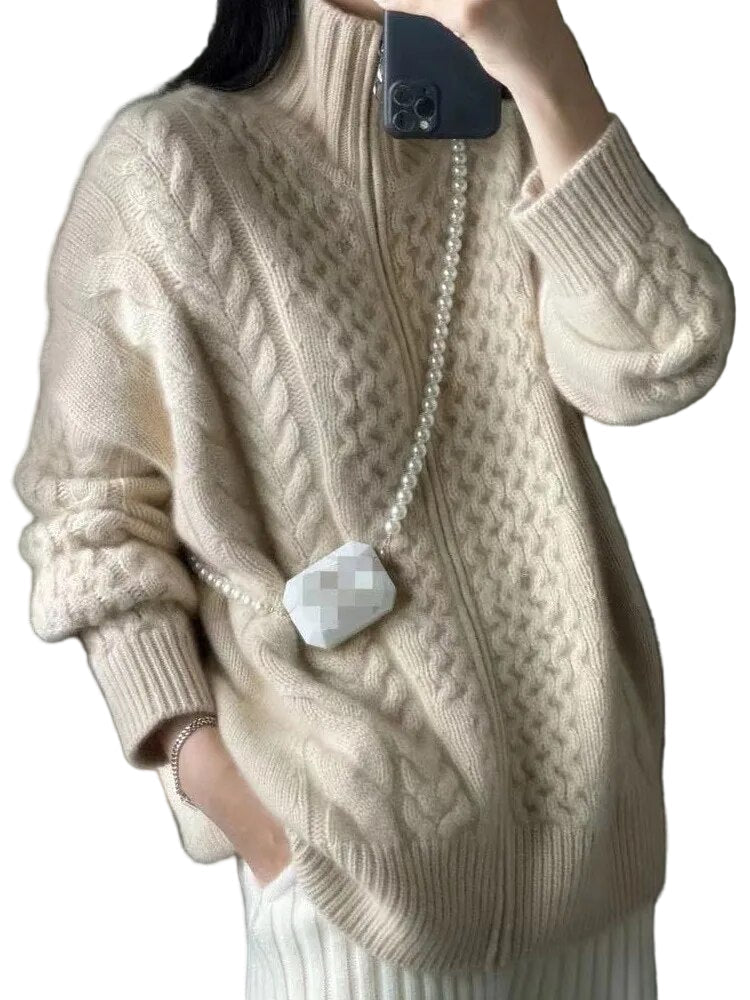 Elegant dam turtleneck tröja i mjuk stickad kvalitet för bekväm värme under höst och vinter.