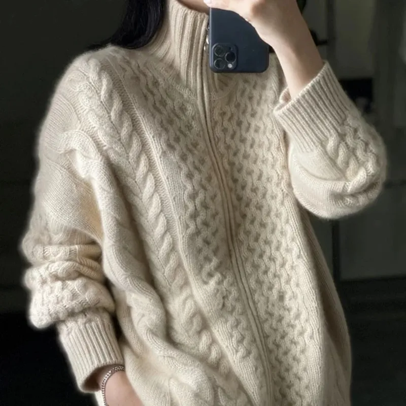 Klassisk damtröja med turtleneck, perfekt för en mångsidig och stilren look under kallare dagar.