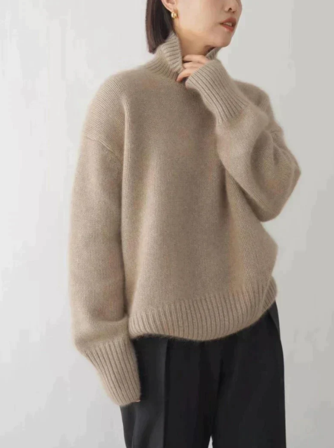 Stilren damtröja med turtleneck, perfekt som varm vintertröja. Elegant design för kallt väder.