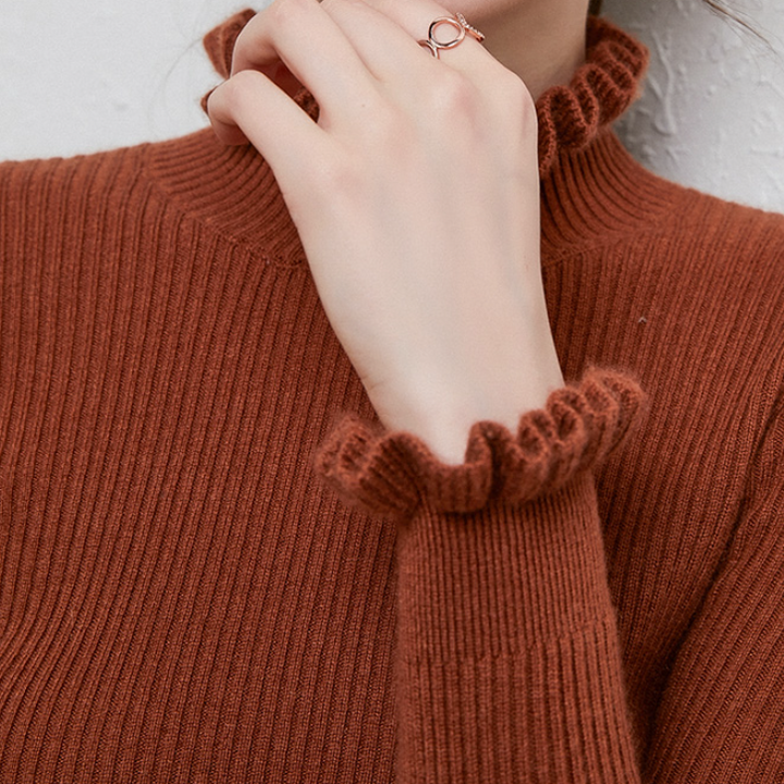 Kvinna i en bekväm och mysig dam turtleneck tröja. Elegant långärmad tröja, perfekt för vintermode.
