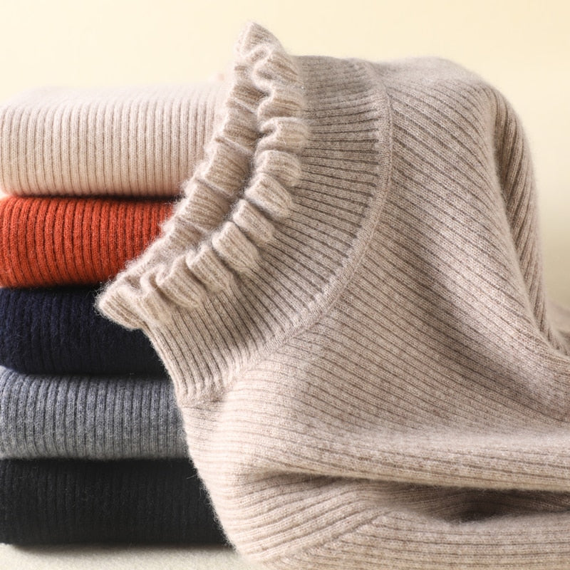 Närbild på mjuk stickad dam turtleneck tröja. Bekväm och varm design, idealisk för vintermode.