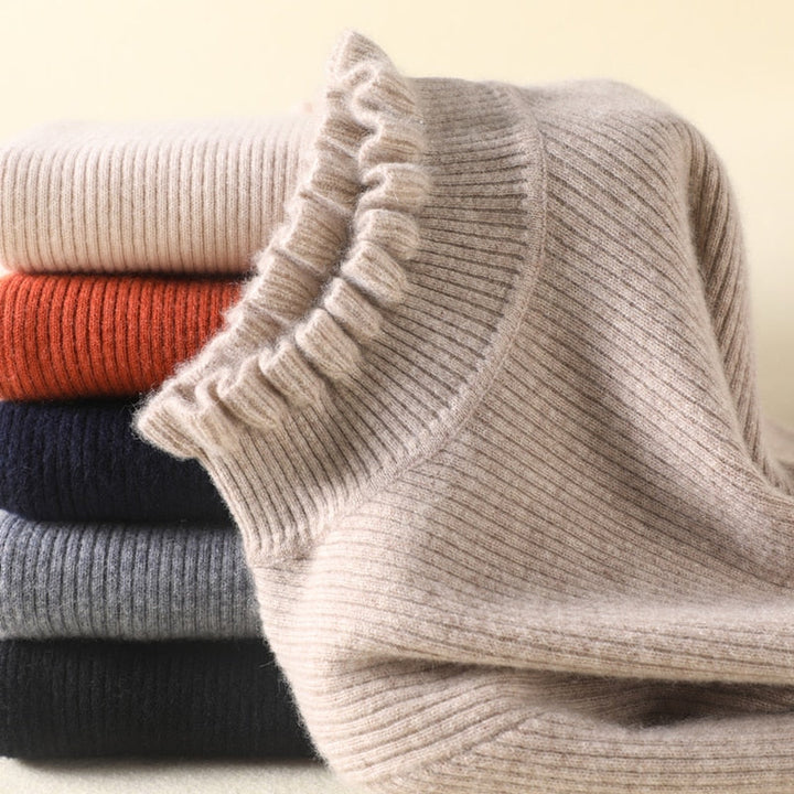 Närbild på mjuk stickad dam turtleneck tröja. Bekväm och varm design, idealisk för vintermode.