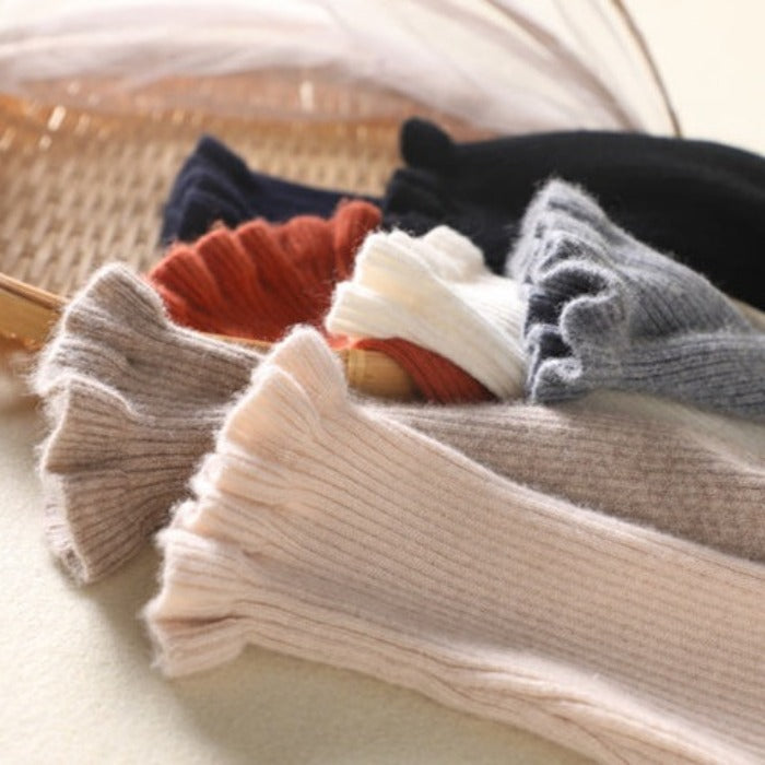Baksida av modern dam turtleneck tröja. En mysig och bekväm långärmad tröja för kallare dagar.