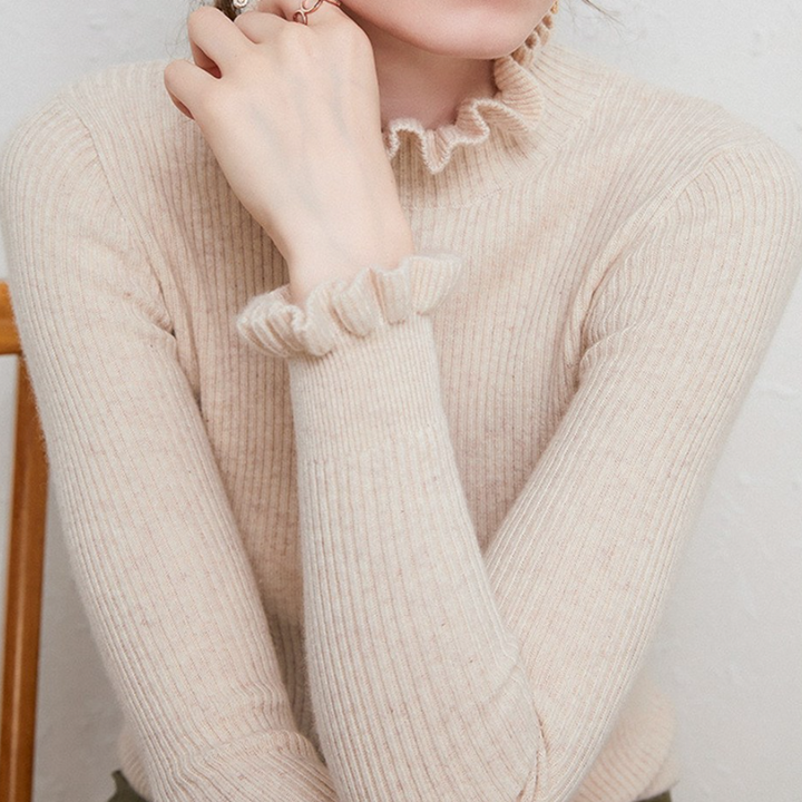 Detaljbild av den varma, höga kragen på en elegant dam turtleneck tröja. Mysig och långärmad.