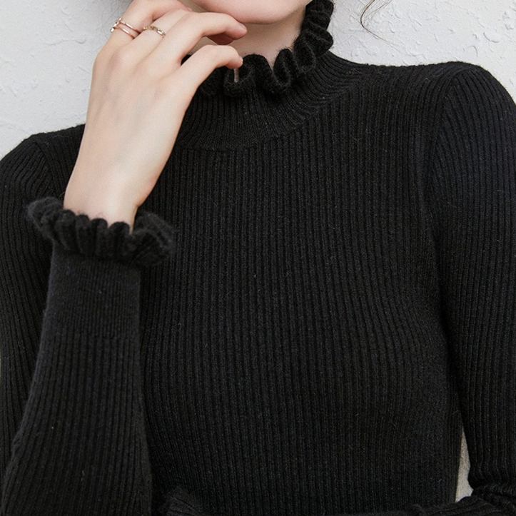 Elegant damtröja med turtleneck. En tidlös långärmad design som passar alla tillfällen. Damkläder.