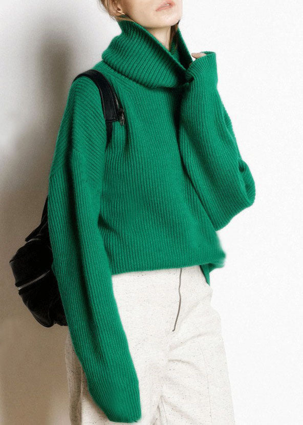 Mysig långärmad damtröja med hög hals. Perfekt för elegant, bekväm vinter- och höstmode.