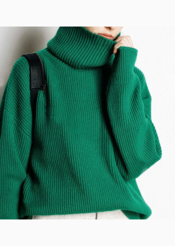 Detaljbild av en bekväm damtröja med hög hals i lös passform, perfekt för mysigt höstmode.