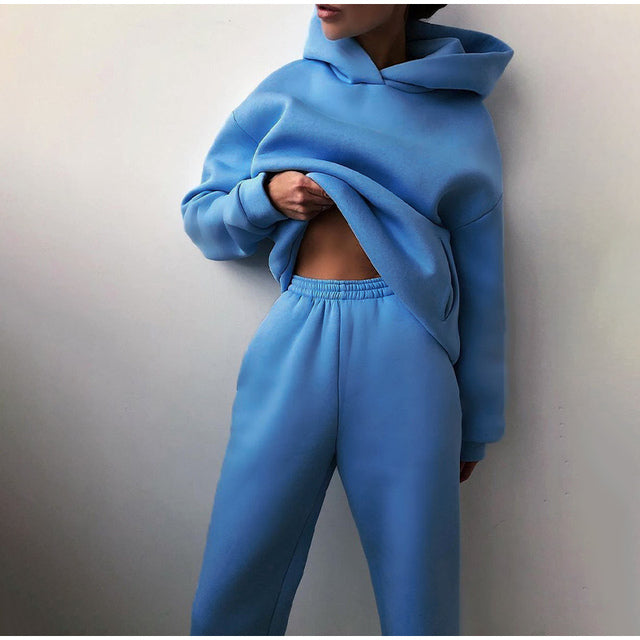 Stilrent vinterset för dam i två delar. Bekväm och mångsidig outfit, perfekt för fritidskläder & kalla dagar.