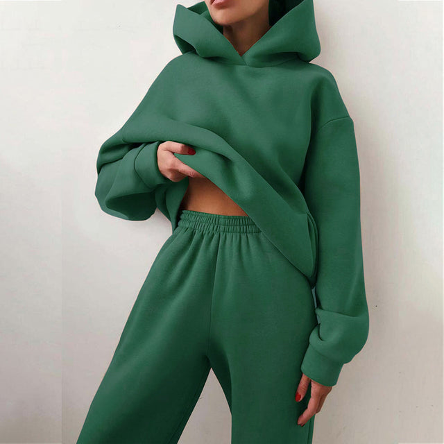 Dam tvådelat set med tröja & byxor. Elegant design som ger värme och stil under vintern. Perfekt för outfit.