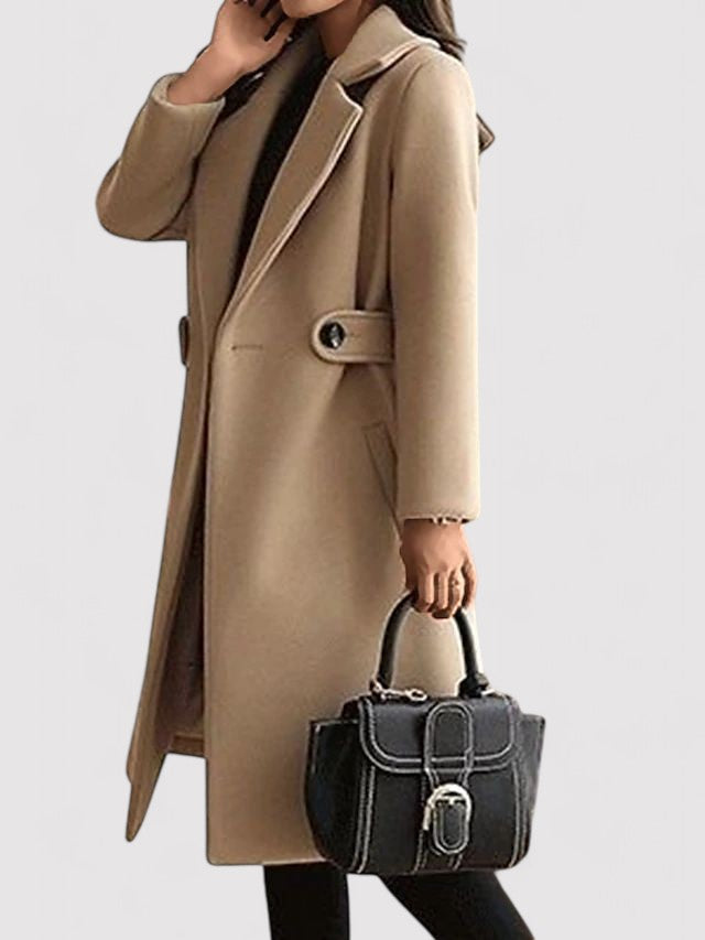 Beige dam vinterkappa med bälte, ett varmt och tidlöst ytterplagg för kvinna med stil.
