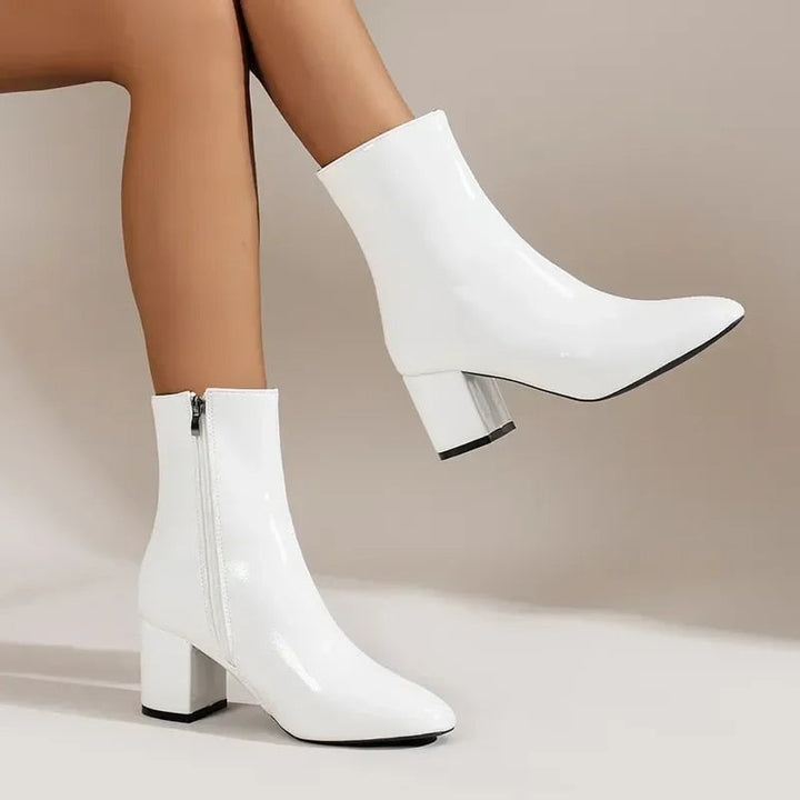 Elegant damankelboots med stabil blockklack och spetsig tå. Perfekta modeboots för kvinnor.