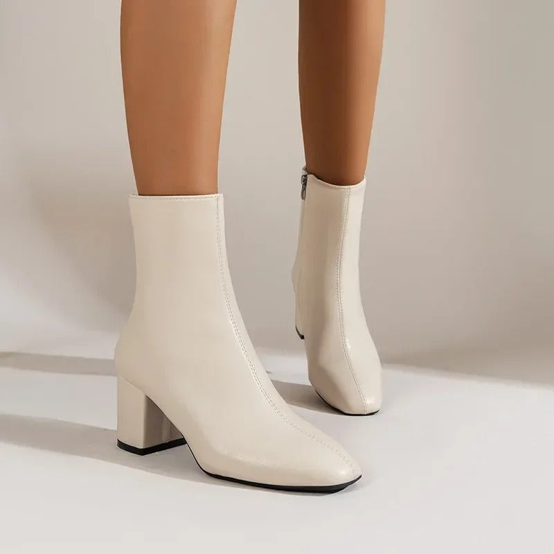 Komfortskor: Mjuka damankelboots med blockklack, designade för optimal komfort för kvinnors fötter.