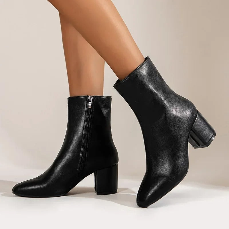 Slitstarka damankelboots med blockklack och greppvänlig sula. Komfortskor för alla väder.