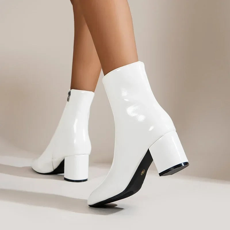 Spetsiga damankelboots med blockklack, snygg design. Eleganta stövlar för modern stil.