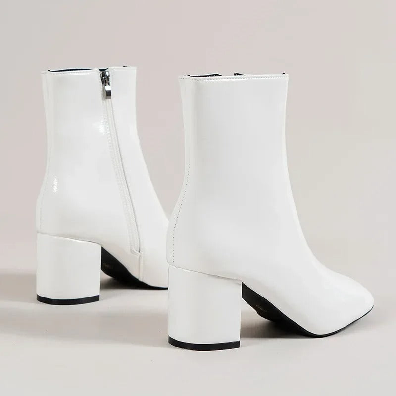 Komfortskor: Damankelboots med bekväm blockklack. Chic stil för eleganta kvinnor.