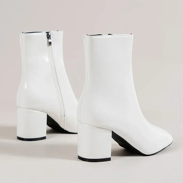 Komfortskor: Damankelboots med bekväm blockklack. Chic stil för eleganta kvinnor.