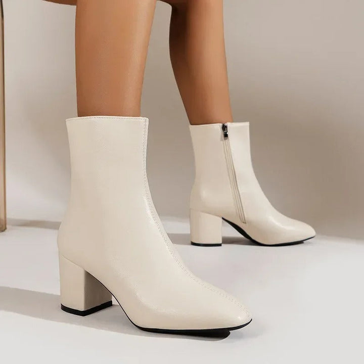 Stilrena svarta damankelboots med blockklack och spetsig tå. Modeboots av hög kvalitet.
