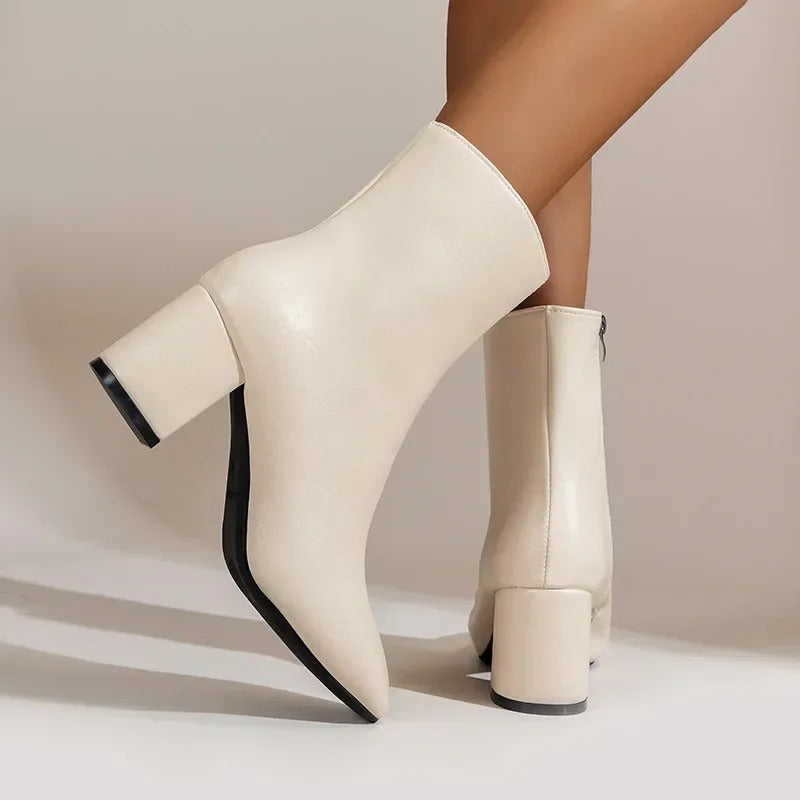 Vita damankelboots med blockklack och spetsig tå. Trendiga kvinnors skor med sidodragkedja.
