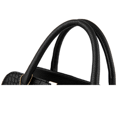 Elegant axelremsväska i svart krokodileffekt, perfekt accessoar för kvinnor.