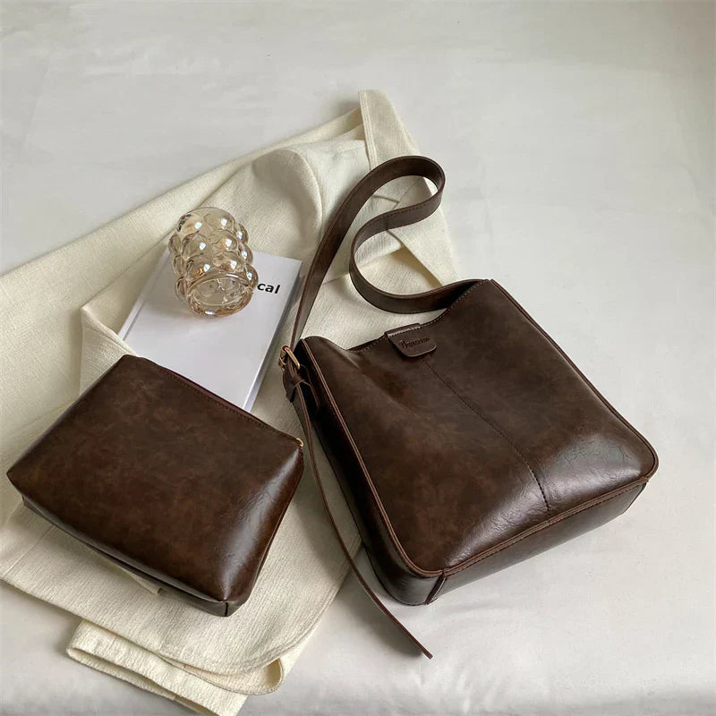 Kaffebrun vintage chic damaxelväska i läderstil. Rymlig och elegant accessoar för modeintresserade.