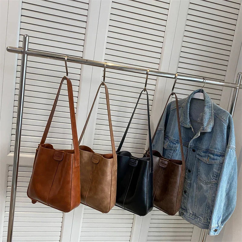 Retro damaxelväska i chic PU-läderstil. Elegant axelremsväska för kvinna, perfekt för vardag och mode.