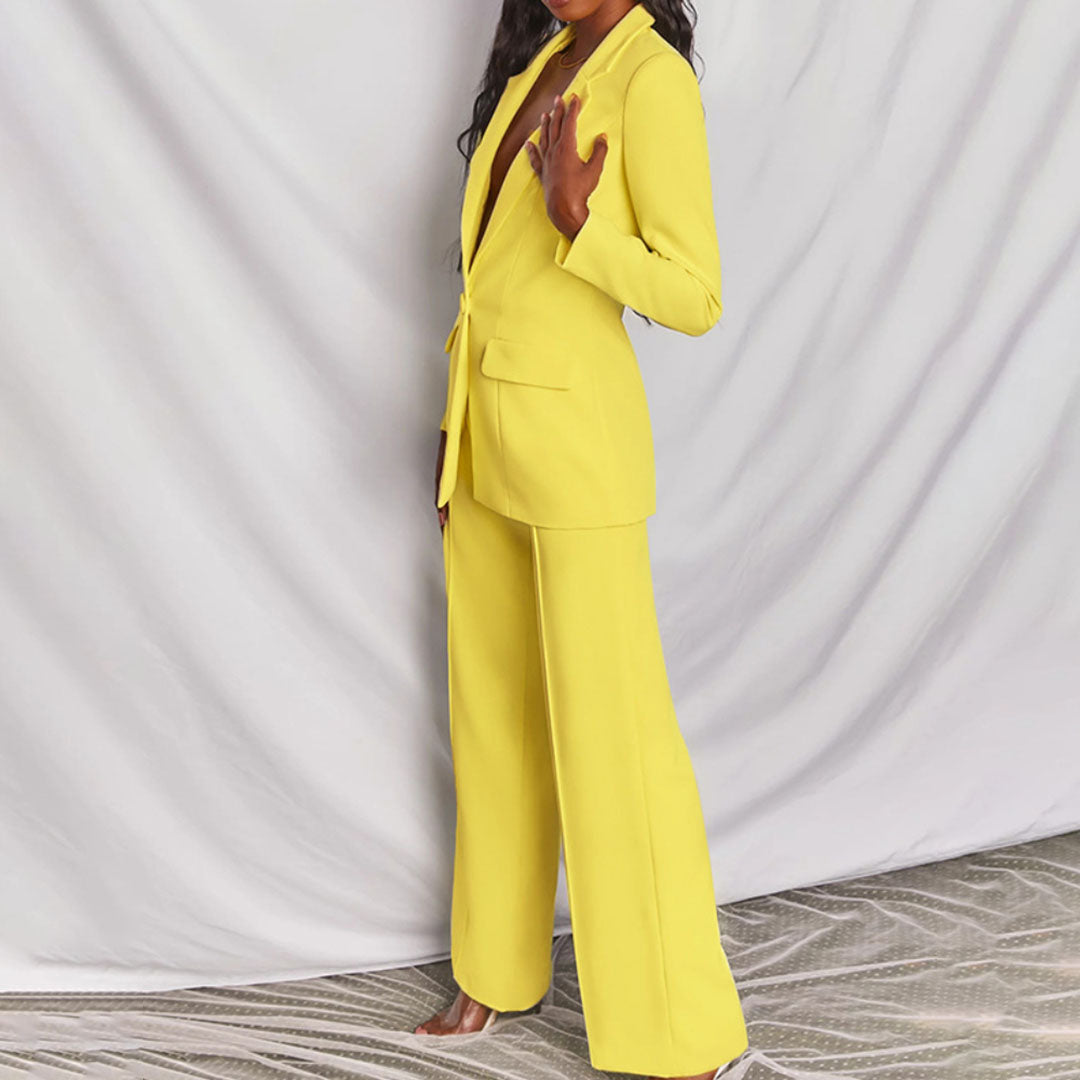 Formell damblazer och byxset i elegant polyester, idealiskt för festkläder och affärsmöten.