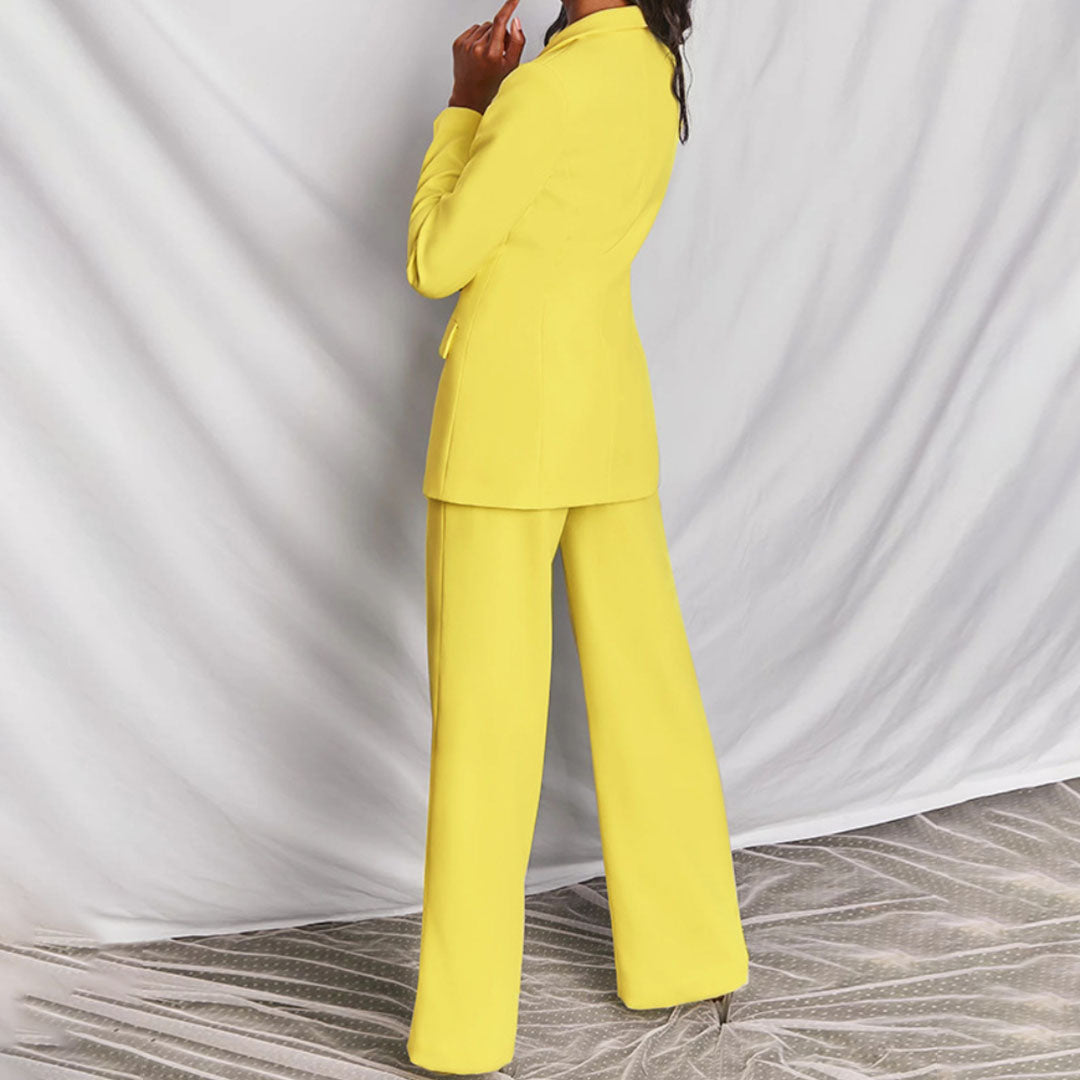 Snyggt byxset och damblazer för kvinnor i polyester, perfekt för mode och kontorskläder.