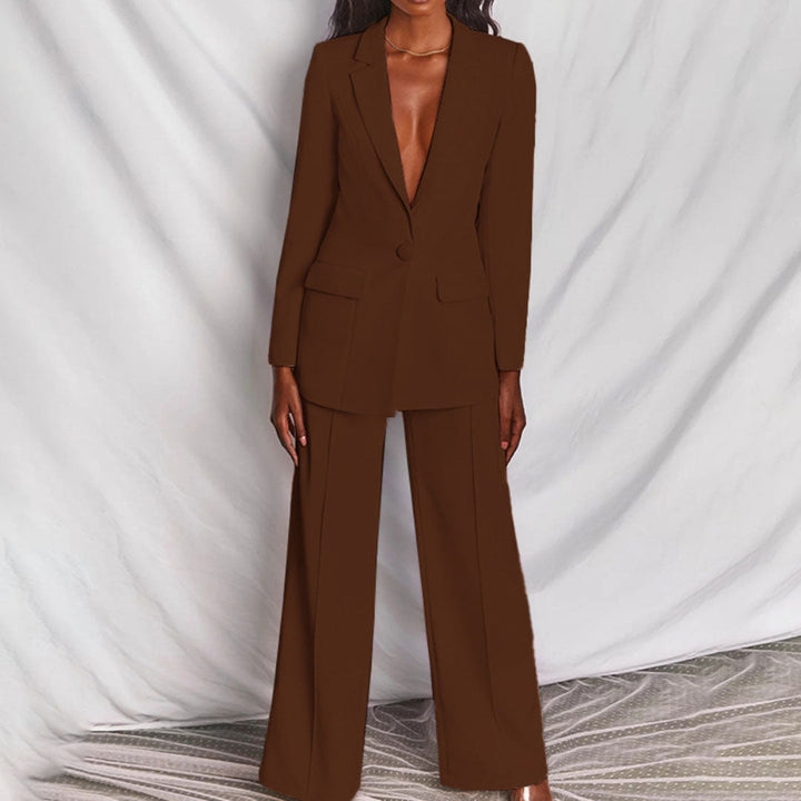 Formellt damblazer och byxset i slitstark polyester, ett måste för den moderna kvinnan.