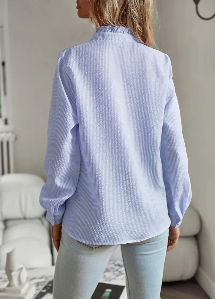 Festblus 'Chic Lätt' i svart chiffong, en elegant och andningsbar topp för kvinnor.