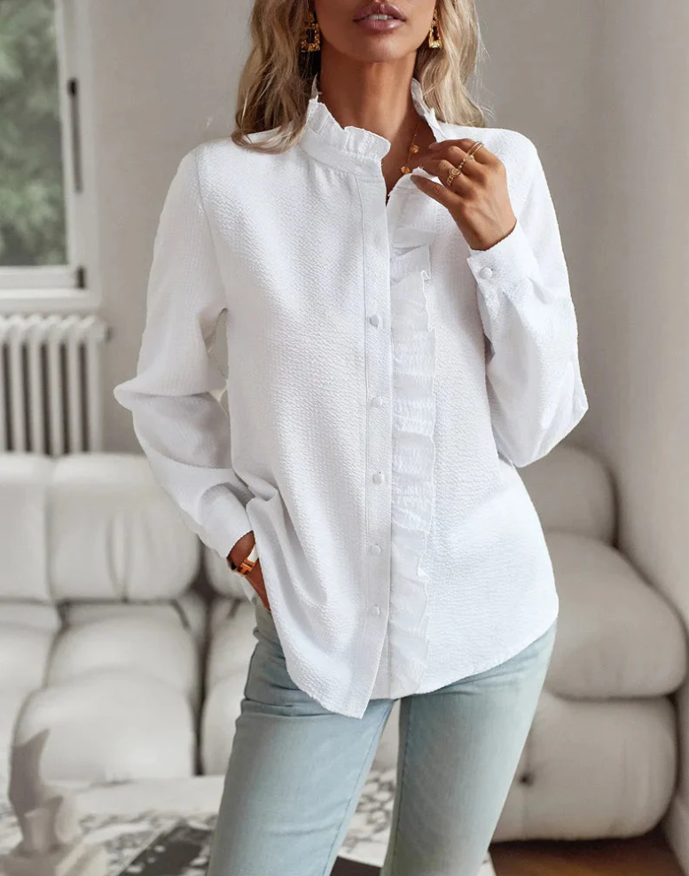Detaljbild av de eleganta knapparna på den vita 'Chic Lätt' damblusen, mode för kvinnor.