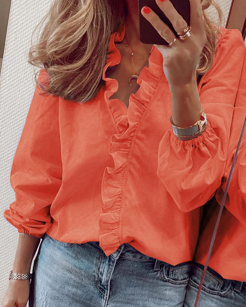 Stilfull och unik damblus i elegant design för formella tillfällen. Bekväm blus, perfekt för kontor eller fest under vår/höst.