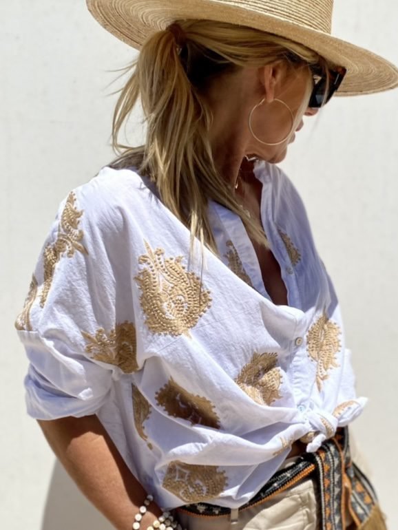 Trendig & kvinnlig sommarblus i elegant vårmode. Modern design som passar både fest & vardag.