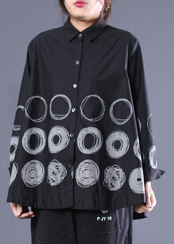 Modell som bär den mönstrade slagblusen, stylad för en modern och elegant look, idealisk för kvinnors mode.
