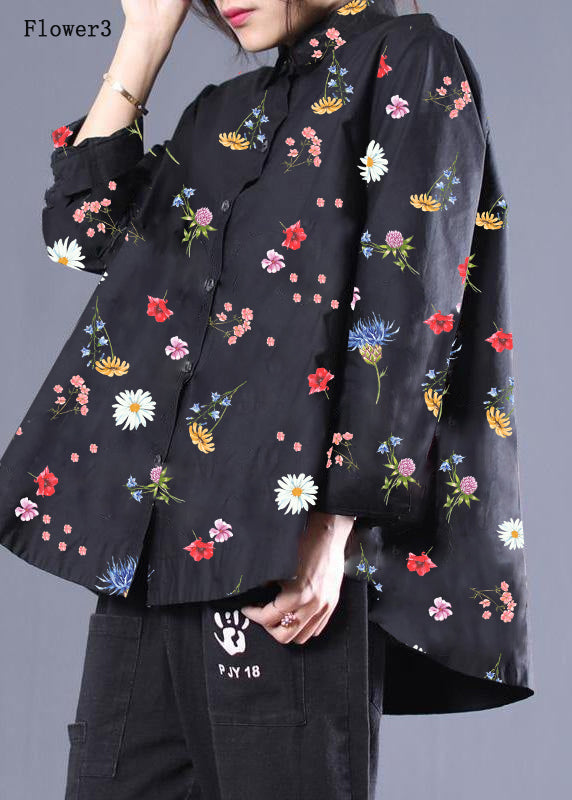 Stilren sommarblus med mönster och slag som ger en fräsch och feminin känsla. En trendig damblus.