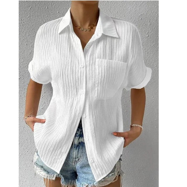 Elegant damblus i lätt material med ståkrage, perfekt för sommar och fest.