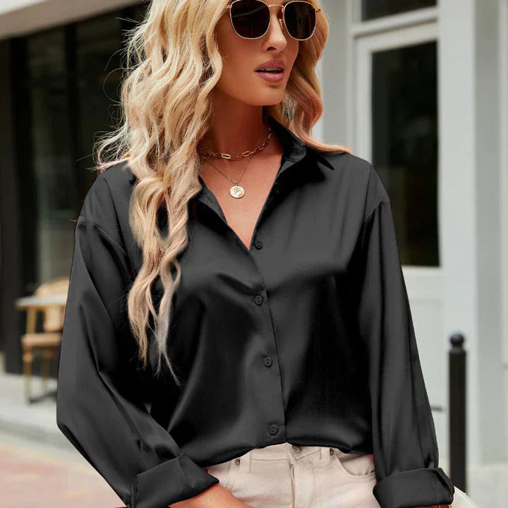 Elegant flödande topp i satin-stil, gul färg, perfekt för speciella tillfällen.