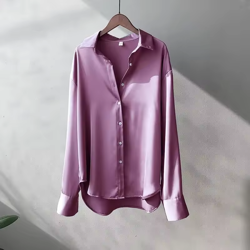 Helkroppsbild av en damblus i silkesstil, med fokus på det flytande materialet och den eleganta passformen.