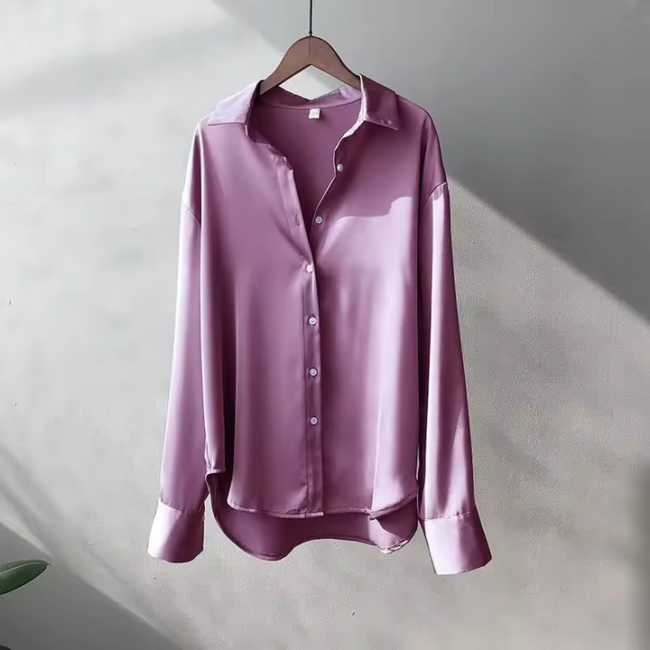 Helkroppsbild av en damblus i silkesstil, med fokus på det flytande materialet och den eleganta passformen.
